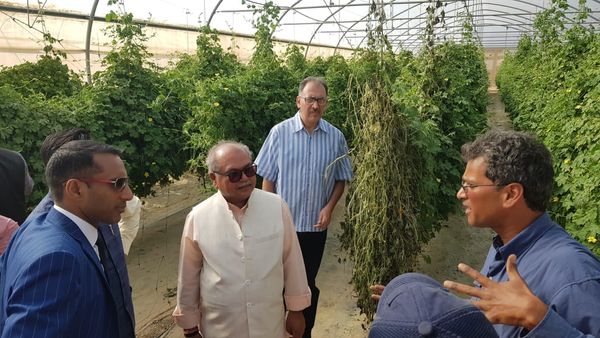 Agriculture INDIA (@agrigoi) on Twitter photo рдорд╛рдирдиреАрдп рдХреГрд╖рд┐ рдПрд╡рдВ рдХрд┐рд╕рд╛рди рдХрд▓реНрдпрд╛рдг рдордВрддреНрд░реА рд╢реНрд░реА <a href="/nstomar/">Narendra Singh Tomar</a> рдиреЗ рдЗрдЬрд╝рд░рд╛рдЗрд▓ рджреМрд░реЗ рдХреЗ рджреВрд╕рд░реЗ рджрд┐рди рддреЗрд▓ рдЕрд╡реАрд╡ рд╕реЗ рд▓рдЧрднрдЧ 170 рдХрд┐рдореА рджреВрд░ рдХреА рдпрд╛рддреНрд░рд╛ рдХреА рд╡ рдиреЗрдЧреЗрд╡ рд░реЗрдЧрд┐рд╕реНтАНрддрд╛рдиреА рдХреНрд╖реЗрддреНрд░ рдореЗрдВ рднрд╛рд░рддреАрдп рд╕рдмреНрдЬрд┐рдпреЛрдВ рдХрд╛ рдЙрддреНтАНрдкрд╛рджрди рдХрд░рдиреЗ рд╡рд╛рд▓реЗ рднрд╛рд░рддреАрдп рдореВрд▓ рдХреЗ рдХрд┐рд╕рд╛рди рдХреЗ рд╕реНтАНрд╡рд╛рдорд┐рддреНтАНрд╡ рд╡рд╛рд▓реЗ рдмреЗрдпрд░ рдорд┐рд▓реНтАНрдХрд╛рдУрди рдореЗрдВ рдбреЗрд╕рд░реНрдЯ рдлрд╛рд░реНрдо рдХрд╛ рднреНрд░рдордг рдХрд┐рдпрд╛ред рдорд╛рдирдиреАрдп рдХреГрд╖рд┐ рдПрд╡рдВ рдХрд┐рд╕рд╛рди рдХрд▓реНрдпрд╛рдг рдордВрддреНрд░реА рд╢реНрд░реА <a href="/nstomar/">Narendra Singh Tomar</a> рдиреЗ рдЗрдЬрд╝рд░рд╛рдЗрд▓ рджреМрд░реЗ рдХреЗ рджреВрд╕рд░реЗ рджрд┐рди рддреЗрд▓ рдЕрд╡реАрд╡ рд╕реЗ рд▓рдЧрднрдЧ 170 рдХрд┐рдореА рджреВрд░ рдХреА рдпрд╛рддреНрд░рд╛ рдХреА рд╡ рдиреЗрдЧреЗрд╡ рд░реЗрдЧрд┐рд╕реНтАНрддрд╛рдиреА рдХреНрд╖реЗрддреНрд░ рдореЗрдВ рднрд╛рд░рддреАрдп рд╕рдмреНрдЬрд┐рдпреЛрдВ рдХрд╛ рдЙрддреНтАНрдкрд╛рджрди рдХрд░рдиреЗ рд╡рд╛рд▓реЗ рднрд╛рд░рддреАрдп рдореВрд▓ рдХреЗ рдХрд┐рд╕рд╛рди рдХреЗ рд╕реНтАНрд╡рд╛рдорд┐рддреНтАНрд╡ рд╡рд╛рд▓реЗ рдмреЗрдпрд░ рдорд┐рд▓реНтАНрдХрд╛рдУрди рдореЗрдВ рдбреЗрд╕рд░реНрдЯ рдлрд╛рд░реНрдо рдХрд╛ рднреНрд░рдордг рдХрд┐рдпрд╛ред