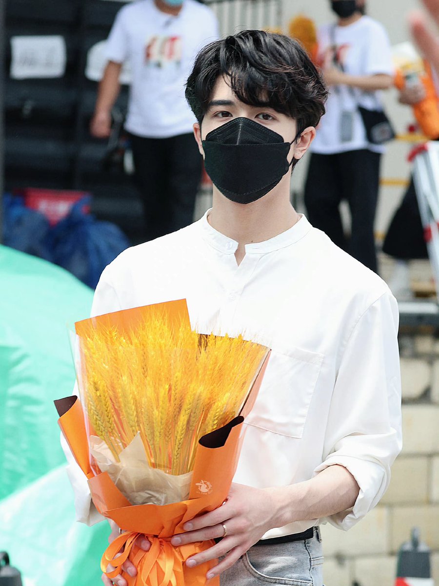 ppppukpui's tweet photo. ช่อดอกไม้ที่น้องแพทถือ คือ ช่อดอกไม้ข้าวสาลี ชาวจีนนิยมมอบให้กันในวันสำคัญ ข้าวสาลีเป็นพืชเศรษฐกิจจีน เป็นองค์ประกอบหลักของกา��ทำเส้นบะหมี่และวัตถุดิบสำคัญ จะรวยล้นฟ้าหรือยากดีมีจน ทุกคนล้วนเติบโตจากข้าวสาลี 

Congrats Actor Patrick
#PaiPai1stMovie_爱很美味 
#แพทริค @patrick_pppat https://t.co/JMlKtadoFP