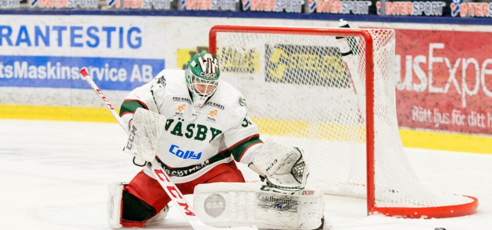 vasbyhockey's tweet photo. 𝗡𝘆𝗵𝗲𝘁: 𝗡𝘆 𝘀𝗽𝗲𝗹𝗮𝗿𝗲 𝘁𝗶𝗹𝗹 𝗮-𝗹𝗮𝗴𝗲𝘁 💥👀💪🏻

📝 | En målvaktshjälte är tillbaka - varmt välkommen "hem", Linus Ryttar! 💚🤍❤️
https://t.co/1eYL5H4kok
📸 | Tobias Eriksson, Frilansfotograferna
#Väsby #VildaVäsby #Hockeyettan https://t.co/fQsmtF4hOI