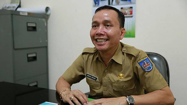 Hari ini ayah Ojak sedang naik daun karena prestasi cucunya Bilqis yang bisa mengalahkan peringkat satu dunia, Akane Yamaguchi di Piala Uber.