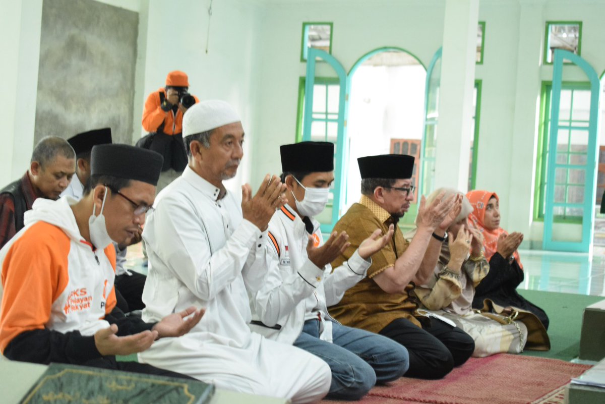 SultengPks's tweet photo. Rombongan Habib Salim Segaf Aljufri langsung menuju makam Guru Tua selepas tiba di Kota Palu https://t.co/Bb5rrjWcHf