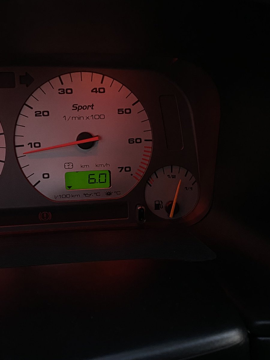 CarlosGAlcaniz's tweet photo. Mi coche gasolina de hace casi 30 años hace prácticamente las medias de algunos híbridos actuales e inferiores incluso a buena parte de híbridos enchufables cuando se les agota la batería, que gastan del orden de 8-10 litros/100. Tiene catalizador, sí, pero no etiqueta 😤 #horror https://t.co/RGTDqbz7Ax
