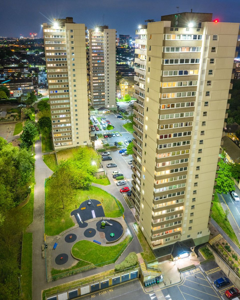 Brentfordtimes's tweet photo. Thank you to @arronstrutt for permission to use this photo of the tower blocks in #Brentford. They were built on the redundant filter beds of the water works. Completed 1970-1, officially opened on 15 Oct. 1971 when the site was known as the Brentford Waterworks Housing Estate. https://t.co/BKEBuBA6ub