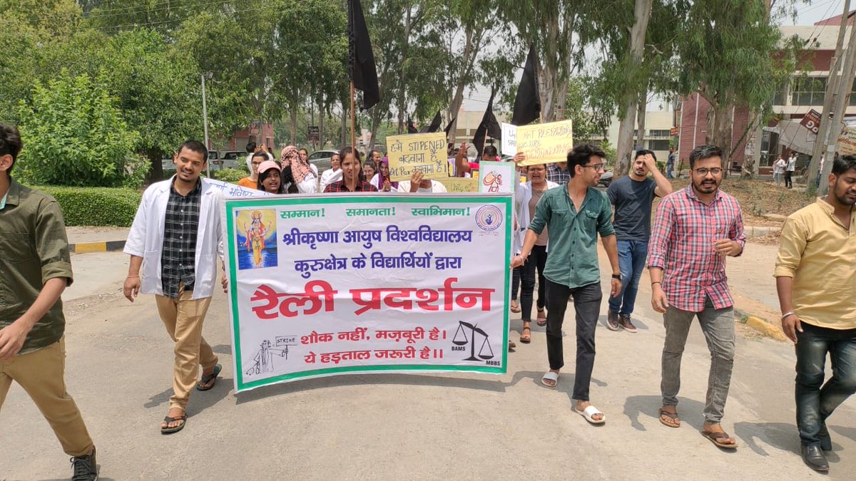 Sheetal47125879's tweet photo. #strikeforstipend
On strike for our rights👍

@PMOIndia @moayush @mlkhattar @anilvijminister https://t.co/rPySq8qxXA