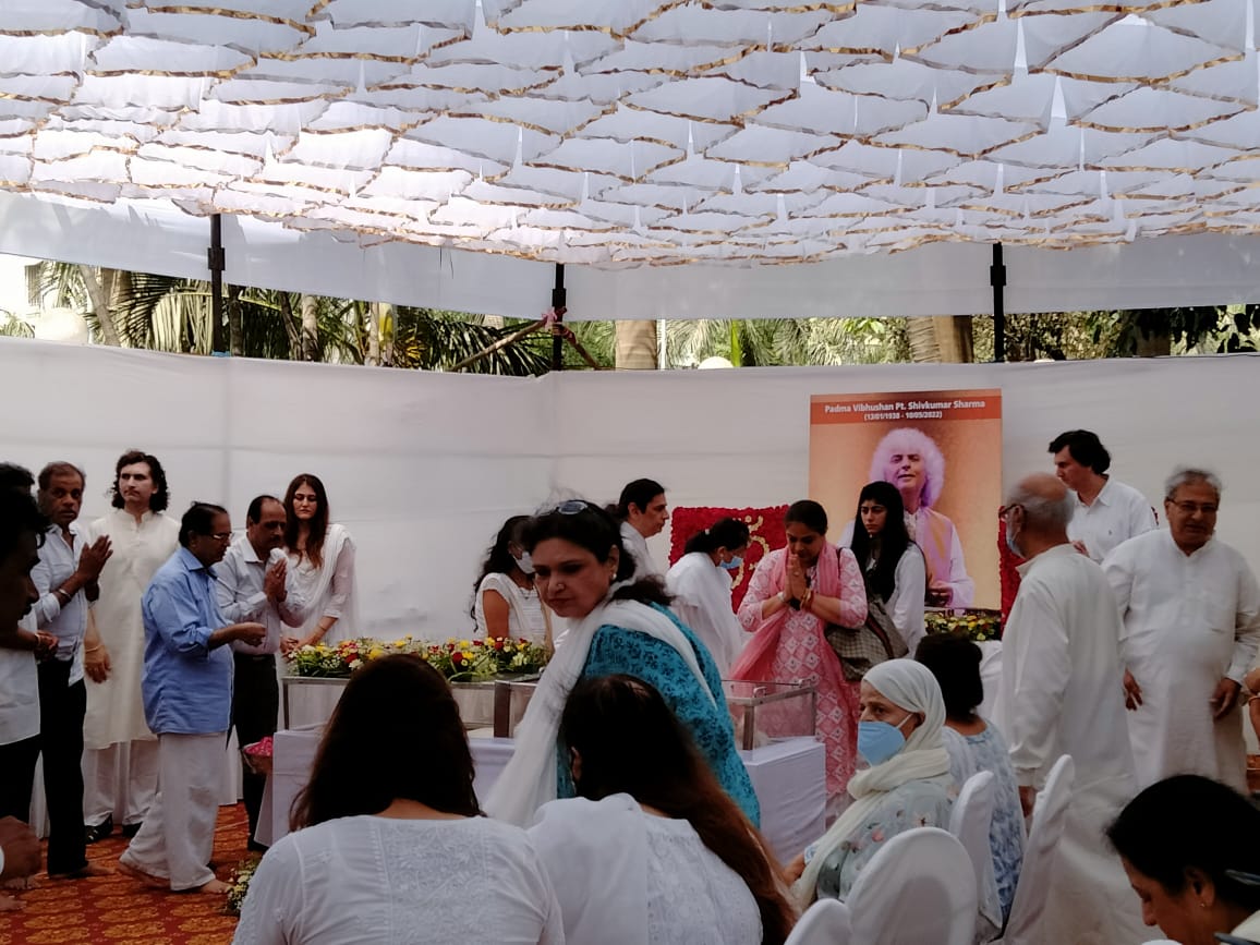 renu_hansraj's tweet photo. Paid floral tributes to renowned Indian music composer and santoor player, Pandit Shiv Kumar Sharma ji 🙏🏻 

His contribution to making Santoor a famous instrument worldwide is unparalleled. 

Om Shanti 🙏🏻 🙏🏻

#PanditShivkumarSharma
#Santoor
#IndianMusic
#juhu #JVPD #Ward69 https://t.co/zGJw4XHF66