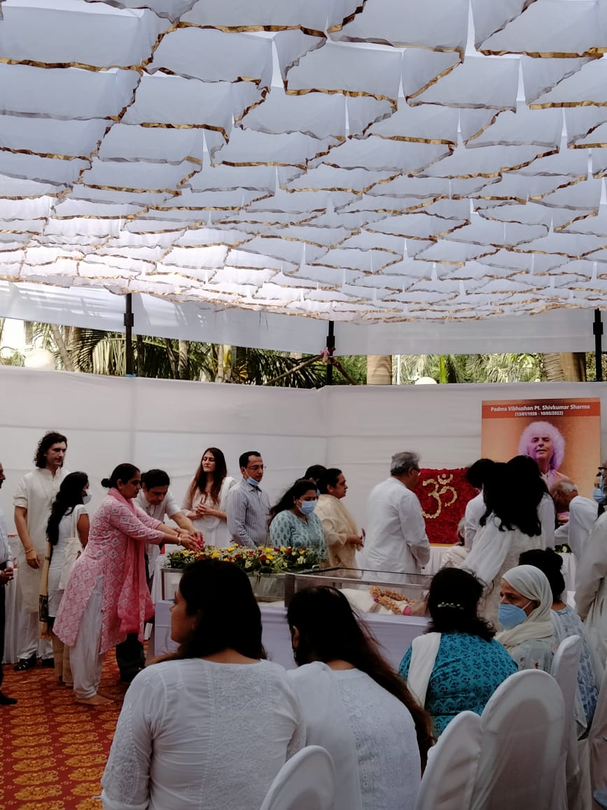 renu_hansraj's tweet photo. Paid floral tributes to renowned Indian music composer and santoor player, Pandit Shiv Kumar Sharma ji 🙏🏻 

His contribution to making Santoor a famous instrument worldwide is unparalleled. 

Om Shanti 🙏🏻 🙏🏻

#PanditShivkumarSharma
#Santoor
#IndianMusic
#juhu #JVPD #Ward69 https://t.co/zGJw4XHF66