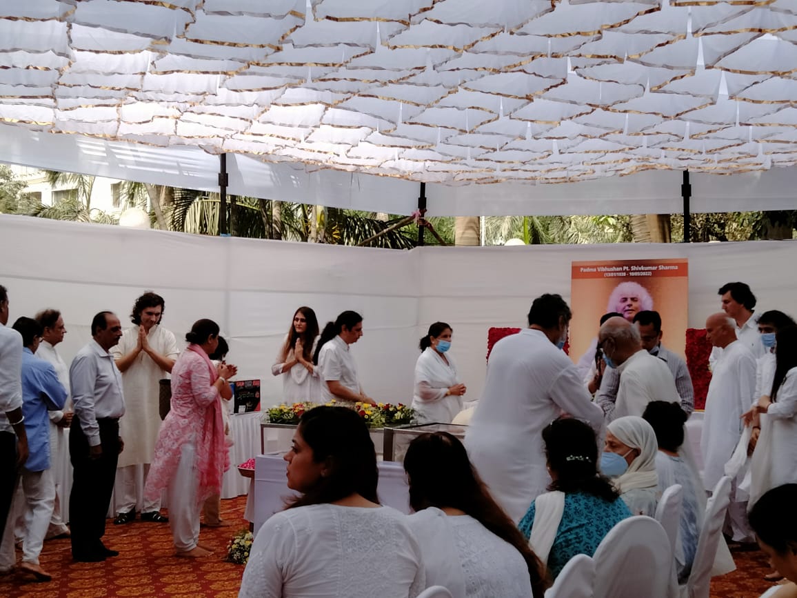 renu_hansraj's tweet photo. Paid floral tributes to renowned Indian music composer and santoor player, Pandit Shiv Kumar Sharma ji 🙏🏻 

His contribution to making Santoor a famous instrument worldwide is unparalleled. 

Om Shanti 🙏🏻 🙏🏻

#PanditShivkumarSharma
#Santoor
#IndianMusic
#juhu #JVPD #Ward69 https://t.co/zGJw4XHF66