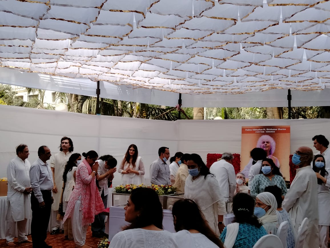 renu_hansraj's tweet photo. Paid floral tributes to renowned Indian music composer and santoor player, Pandit Shiv Kumar Sharma ji 🙏🏻 

His contribution to making Santoor a famous instrument worldwide is unparalleled. 

Om Shanti 🙏🏻 🙏🏻

#PanditShivkumarSharma
#Santoor
#IndianMusic
#juhu #JVPD #Ward69 https://t.co/zGJw4XHF66