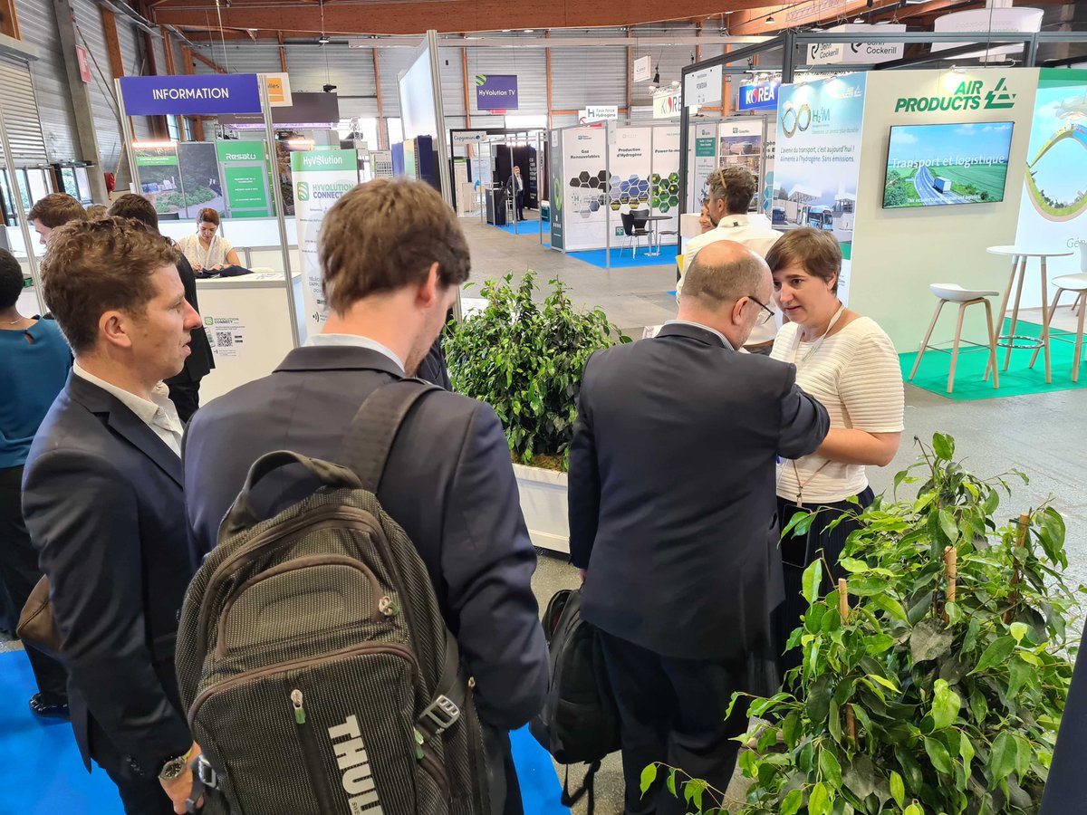 Hyvolution's tweet photo. Le salon #HyVolution2022 ouvre ses portes dans quelques instants ! Exposants &amp; organisateurs sont dans les starting blocs. ⏱

🔎 Retrouvez le de la journée ici : https://t.co/EuurSNeGUi

#HyVolution #hydrogène #événement #mobilité #énergie #industrie https://t.co/6mE9h8LVXL