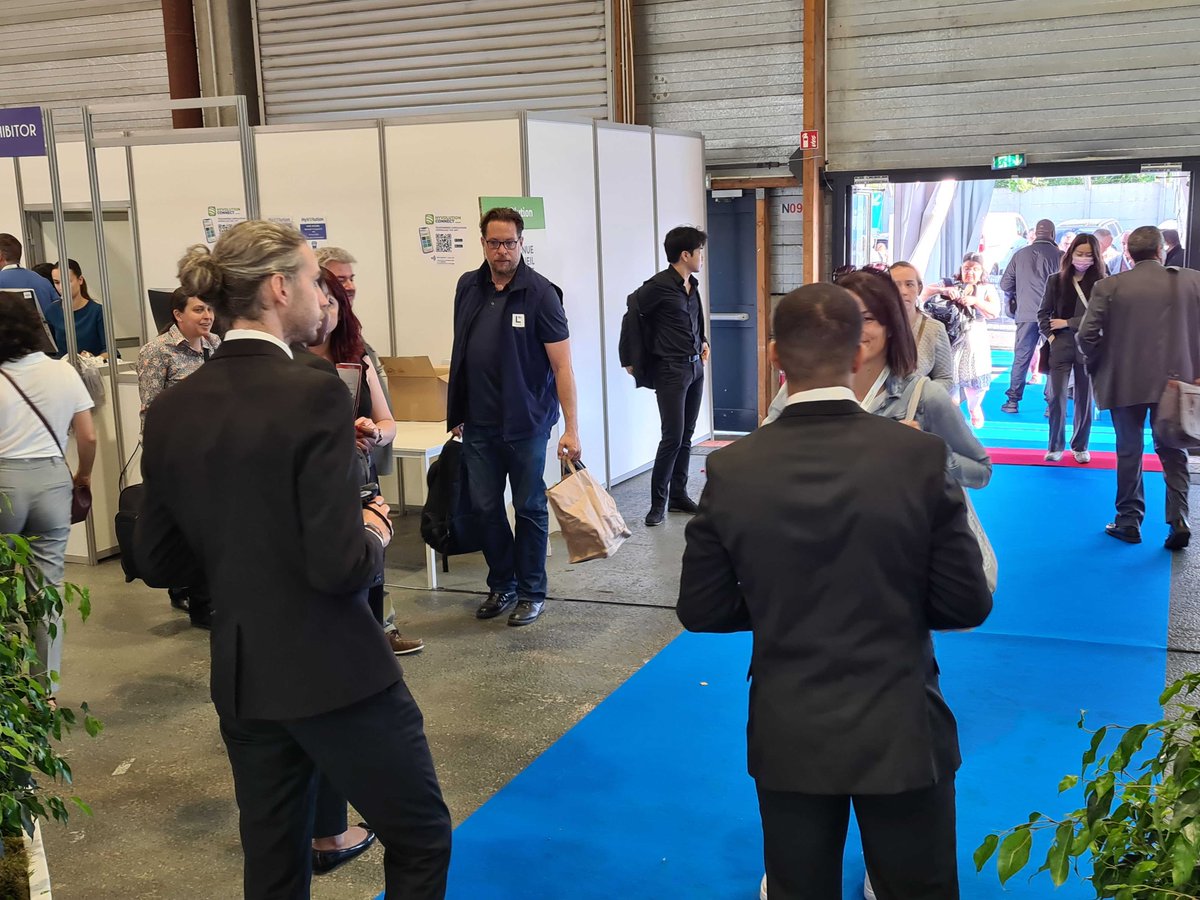 Hyvolution's tweet photo. Le salon #HyVolution2022 ouvre ses portes dans quelques instants ! Exposants &amp; organisateurs sont dans les starting blocs. ⏱

🔎 Retrouvez le de la journée ici : https://t.co/EuurSNeGUi

#HyVolution #hydrogène #événement #mobilité #énergie #industrie https://t.co/6mE9h8LVXL