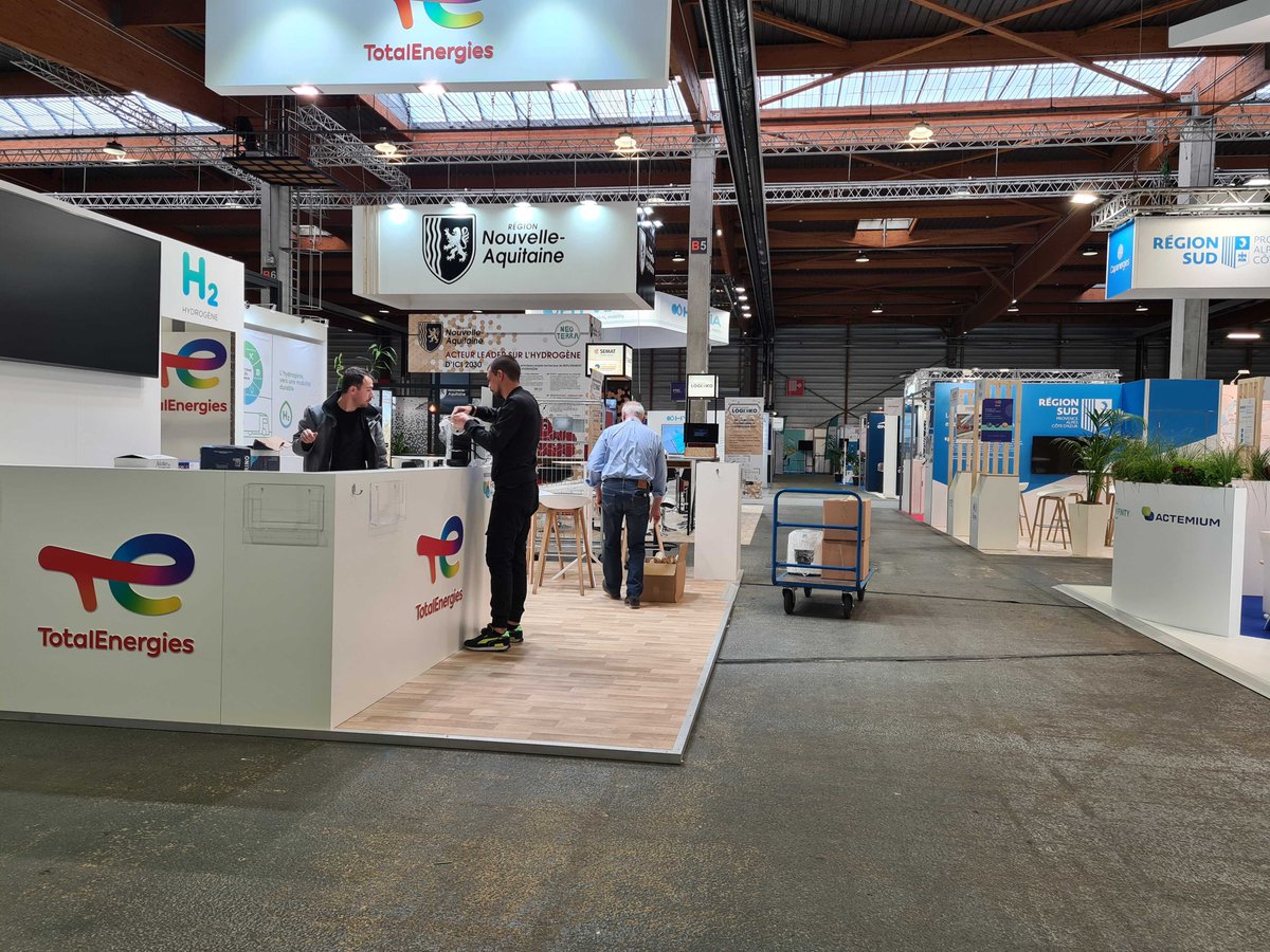 Hyvolution's tweet photo. Le salon #HyVolution2022 ouvre ses portes dans quelques instants ! Exposants &amp; organisateurs sont dans les starting blocs. ⏱

🔎 Retrouvez le de la journée ici : https://t.co/EuurSNeGUi

#HyVolution #hydrogène #événement #mobilité #énergie #industrie https://t.co/6mE9h8LVXL