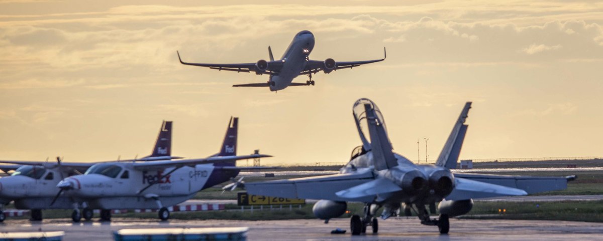 Kent_YVR's tweet photo. Some more @RCAF_ARC #CF18 action tonight. Here are a few photos 😎 #CF18Hornet #CF188 @yvrairport #410Cougars https://t.co/nSaTGhoFjg