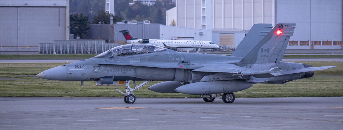 Kent_YVR's tweet photo. Some more @RCAF_ARC #CF18 action tonight. Here are a few photos 😎 #CF18Hornet #CF188 @yvrairport #410Cougars https://t.co/nSaTGhoFjg