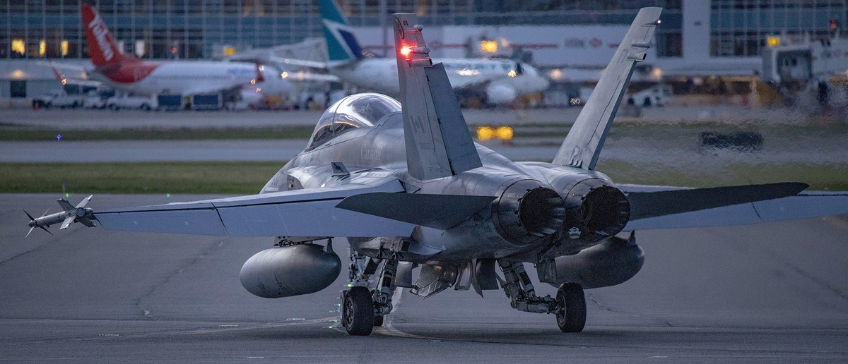 Kent_YVR's tweet photo. Some more @RCAF_ARC #CF18 action tonight. Here are a few photos 😎 #CF18Hornet #CF188 @yvrairport #410Cougars https://t.co/nSaTGhoFjg