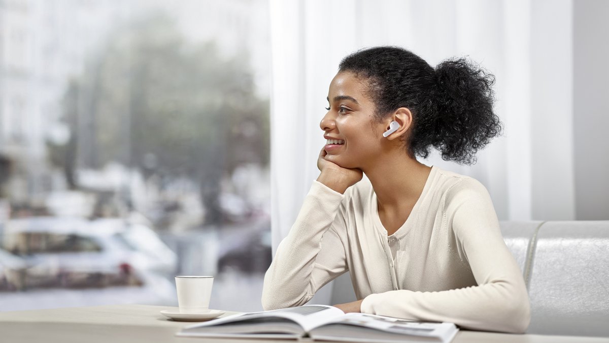 AmazfitGlobal's tweet photo. 🎧📞 Enjoy crystal clear calls wherever you are, thanks to the #Amazfit #PowerBudsPro’s 3-mics per earbud &amp; AI call noise-reduction algorithm, which can effectively reduce background noise 🤙 #TWS #Earbuds https://t.co/GPnFTrKiA9