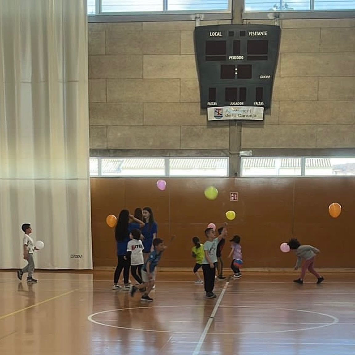 amicshandbol's tweet photo. 🤾 𝗘𝗟 𝗚𝗥𝗨𝗣 𝗗𝗘𝗟𝗦 𝗣𝗔𝗧𝗨𝗙𝗘𝗧𝗦 🤾🏽‍♀️

Els més petits del 𝗖𝗟𝗨𝗕, el nostre tresor més preuat 💎. El Club creix, la base augmenta 👏🏼👏🏼👏🏼. 

Èxit de participació a la promoció “ 𝗩𝗜𝗡𝗘 𝗜 𝗗𝗘𝗦𝗖𝗢𝗕𝗥𝗘𝗜𝗫 𝗟’𝗛𝗔𝗡𝗗𝗕𝗢𝗟”. 

Animeu-vos! Només falteu vosaltres! 🤾 https://t.co/pdshiwIJ2g
