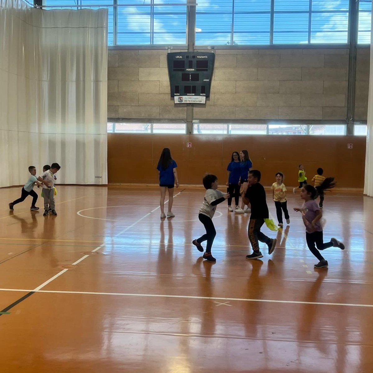 amicshandbol's tweet photo. 🤾 𝗘𝗟 𝗚𝗥𝗨𝗣 𝗗𝗘𝗟𝗦 𝗣𝗔𝗧𝗨𝗙𝗘𝗧𝗦 🤾🏽‍♀️

Els més petits del 𝗖𝗟𝗨𝗕, el nostre tresor més preuat 💎. El Club creix, la base augmenta 👏🏼👏🏼👏🏼. 

Èxit de participació a la promoció “ 𝗩𝗜𝗡𝗘 𝗜 𝗗𝗘𝗦𝗖𝗢𝗕𝗥𝗘𝗜𝗫 𝗟’𝗛𝗔𝗡𝗗𝗕𝗢𝗟”. 

Animeu-vos! Només falteu vosaltres! 🤾 https://t.co/pdshiwIJ2g