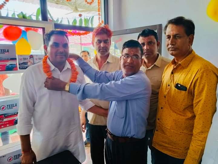 आज पलसाना क़स्बे में श्री श्याम टेस्ला पॉवर शॉप का उद्घाटन किया। युवा साथी मोहन जी शेषमा (पुजारी का बास) को नवीन प्रतिष्ठान की हार्दिक शुभकामनाएँ।