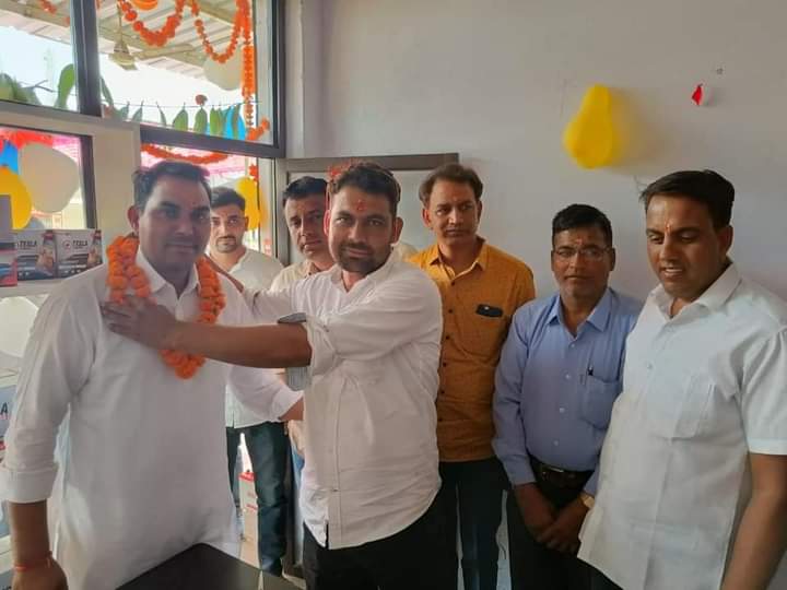 subhashmeel99's tweet photo. आज पलसाना क़स्बे में श्री श्याम टेस्ला पॉवर शॉप का उद्घाटन किया। युवा साथी मोहन जी शेषमा (पुजारी का बास) को नवीन प्रतिष्ठान की हार्दिक शुभकामनाएँ। https://t.co/i1cf6gSVkn