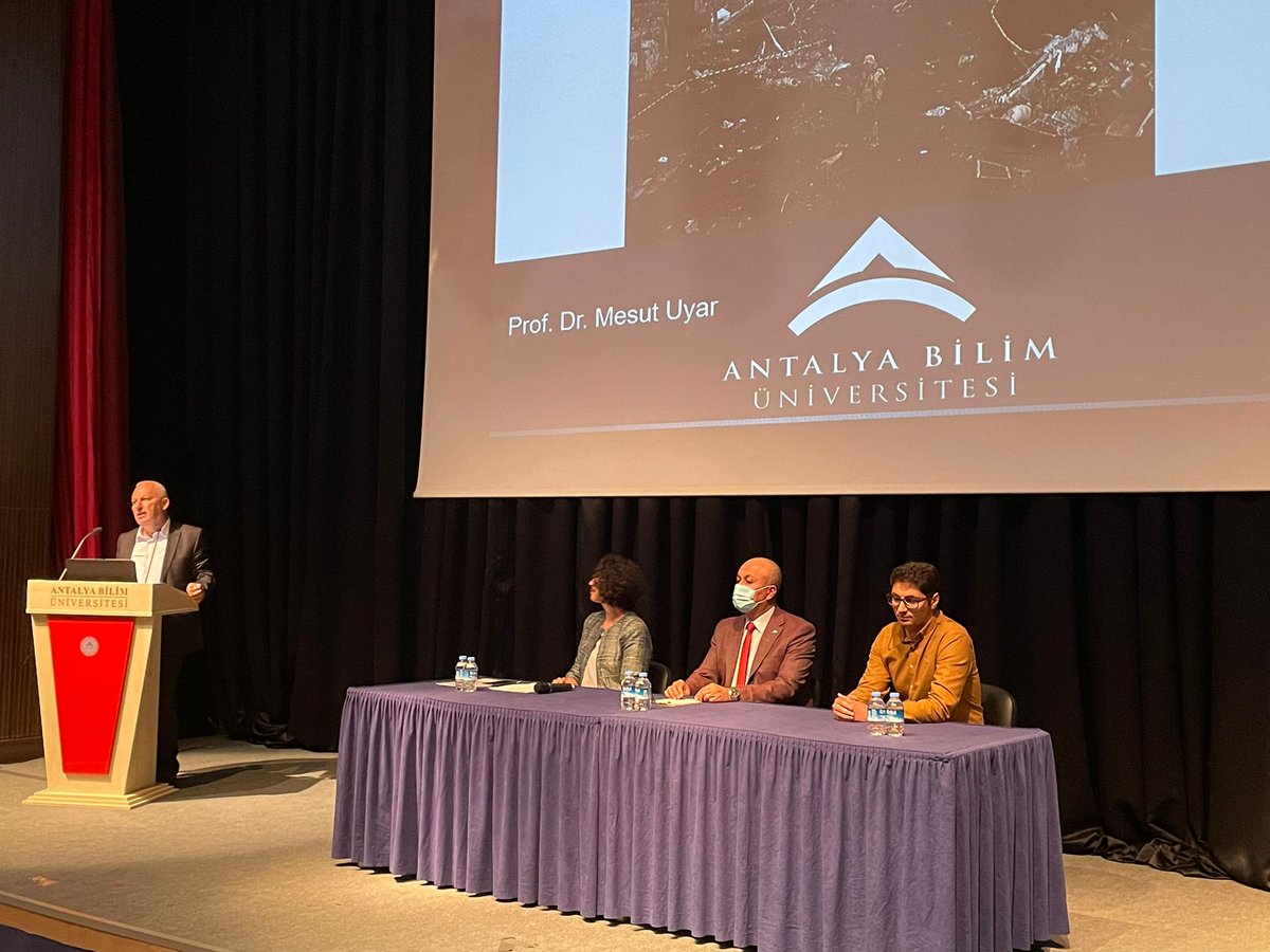 abupols's tweet photo. 9 Mayıs Avrupa Günü kutlama etkinlikleri kapsamında Dr. Nermin Aydemir öğrencilerle bir yuvarlak masa söyleşisi gerçekleştirildi ve Prof. Dr. İsmail Yüksek'in konuşmasıyla açılan, Dr. Didem Çakmaklı’nın moderatörlüğünde gerçekleştirilen panelde Rusya-Ukrayna savaşına odaklanıldı. https://t.co/zyh4c25kDx