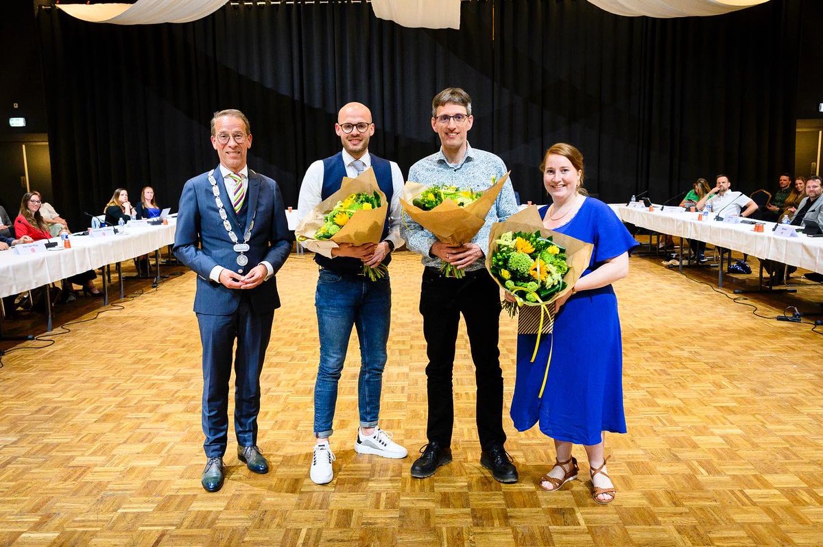 raad_sliedrecht's tweet photo. Wat een mooie avond! We namen afscheid en heten nieuwe en vertrouwde gezichten welkom in de #raad van @Sliedrechtgem. 🤗 https://t.co/lWn4BSEoxT