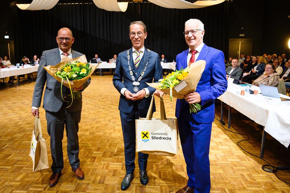 raad_sliedrecht's tweet photo. Wat een mooie avond! We namen afscheid en heten nieuwe en vertrouwde gezichten welkom in de #raad van @Sliedrechtgem. 🤗 https://t.co/lWn4BSEoxT