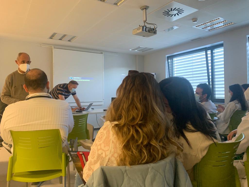 santifreireMI's tweet photo. Reunión con los residentes y en gran Dr. Domínguez. Tarde de EPOC. Tarde de ciencia. Now it’s on to Chicago! #trixeo #sesionesMICHUAC https://t.co/L6HqCVdV16