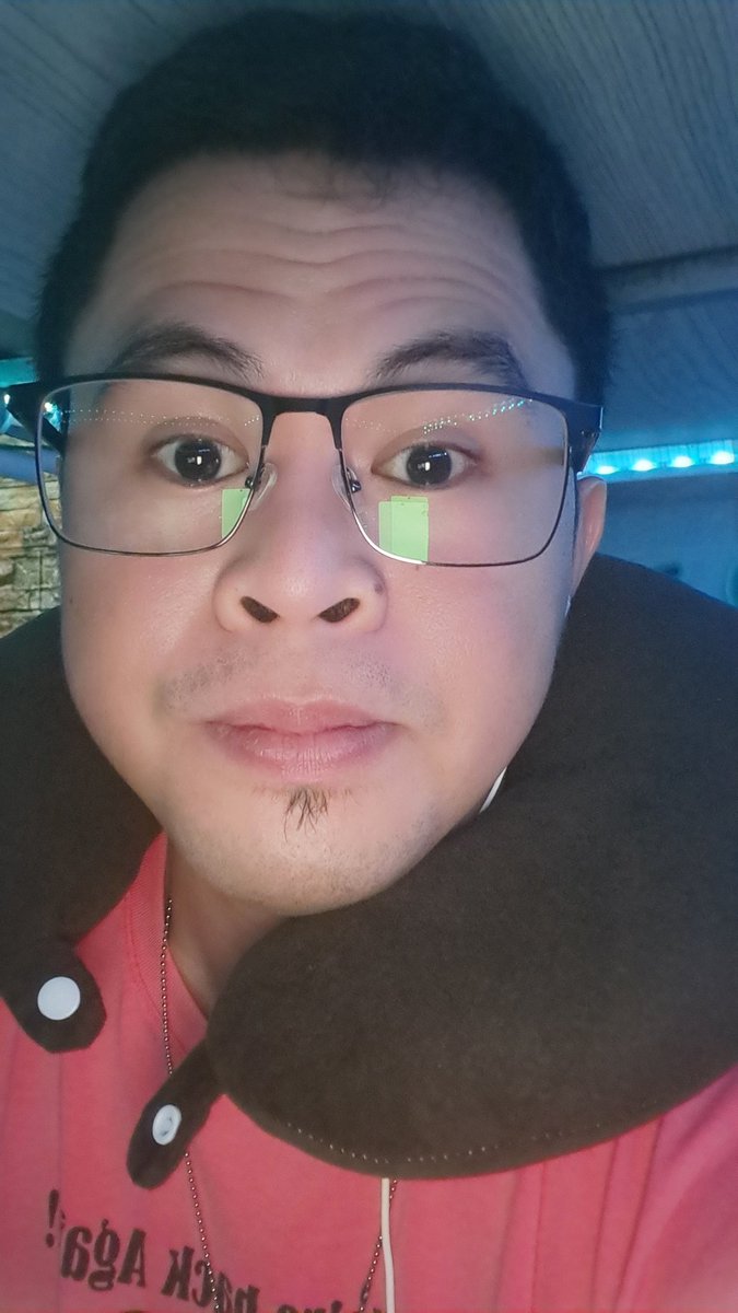 mcjun24's tweet photo. yong parang nasa airplane lang.  pero naka quarantine lang pala🤣  #covidpleasebegone https://t.co/OUHbURTDX9