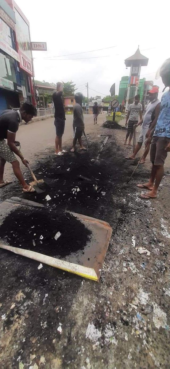 NewsNow360's tweet photo. A group of youth in #Mathugama area were seen cleaning up the debris from the voilent acts that stormed the city. 

#SriLanka #lka #SriLankaCrisis #SriLankaProtests https://t.co/yVCklJFJ8W