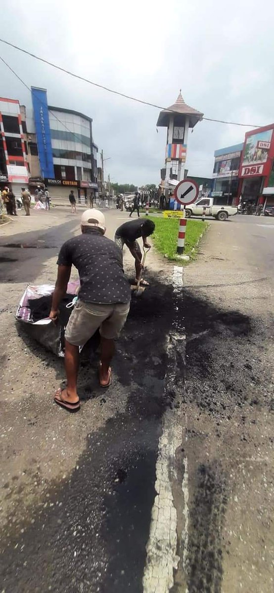 NewsNow360's tweet photo. A group of youth in #Mathugama area were seen cleaning up the debris from the voilent acts that stormed the city. 

#SriLanka #lka #SriLankaCrisis #SriLankaProtests https://t.co/yVCklJFJ8W