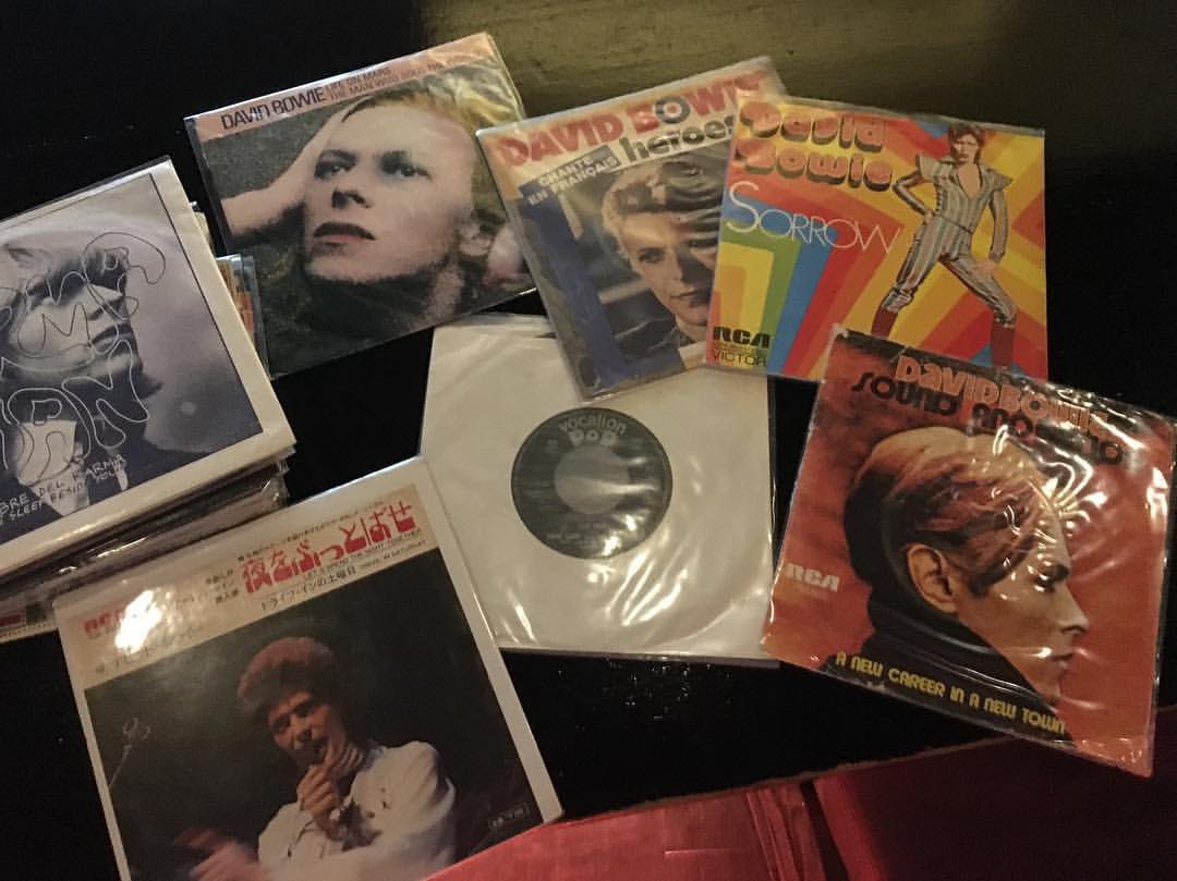 Dj_Koki_Abe's tweet photo. 1990年からDJを始め今まで常にその時のフロアの反応など見て即興で選曲してきました
今夜は僕の前にもDJがいて、ジギーの頃中心の縛りがあるので2004年の最初のDavid Bowie Night以来、久々にデヴィッド・ボウイのどの曲をかけようかセレクト
今夜も被らないように即興で選曲します
伝説のライブ楽しみ https://t.co/TJlvrhhBVz