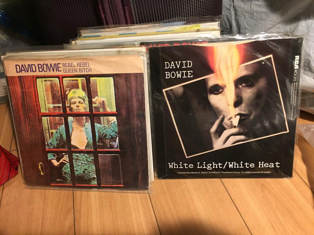 Dj_Koki_Abe's tweet photo. 1990年からDJを始め今まで常にその時のフロアの反応など見て即興で選曲してきました
今夜は僕の前にもDJがいて、ジギーの頃中心の縛りがあるので2004年の最初のDavid Bowie Night以来、久々にデヴィッド・ボウイのどの曲をかけようかセレクト
今夜も被らないように即興で選曲します
伝説のライブ楽しみ https://t.co/TJlvrhhBVz