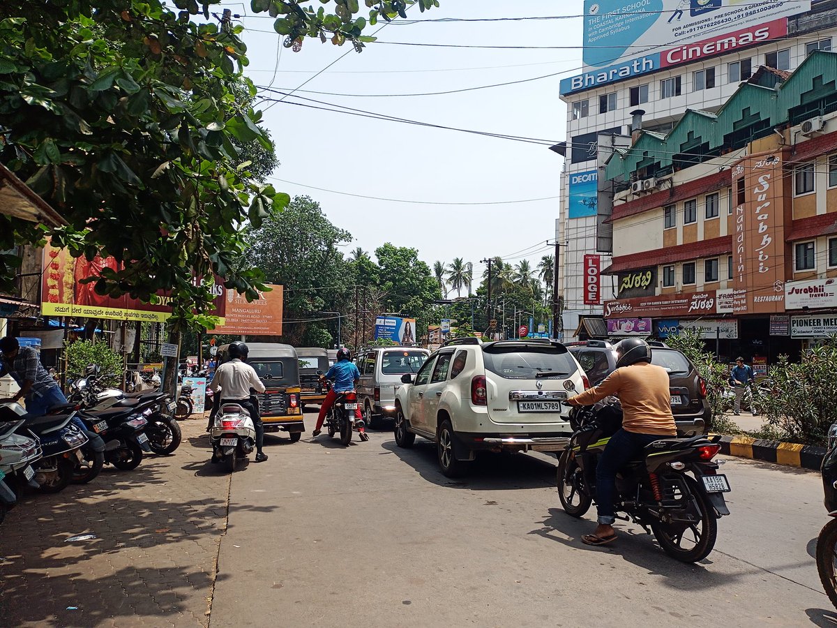shivakrishna_n's tweet photo. There is no footpath for pedestrians in KSRTC junction at Bejai.Footparh is already occupied by Auto rickshaw stand &amp; road side foodshops.

 We talk about #SmartCity but pedestrian strugle to reach #KSRTC bus stand during traffic jam by walk.
@vedavyasbjp @compolmlr @DCDK9 https://t.co/zeXaB8pXkA