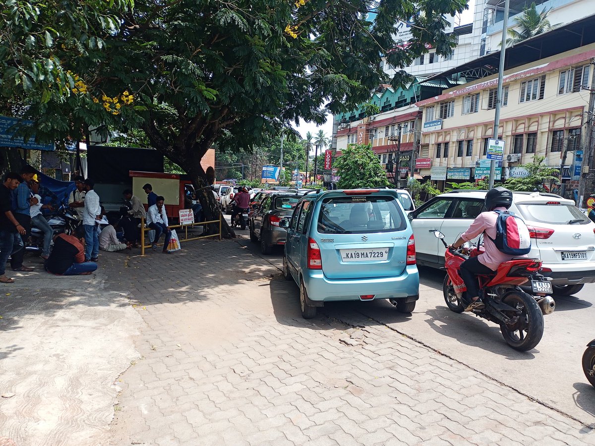 shivakrishna_n's tweet photo. There is no footpath for pedestrians in KSRTC junction at Bejai.Footparh is already occupied by Auto rickshaw stand &amp; road side foodshops.

 We talk about #SmartCity but pedestrian strugle to reach #KSRTC bus stand during traffic jam by walk.
@vedavyasbjp @compolmlr @DCDK9 https://t.co/zeXaB8pXkA