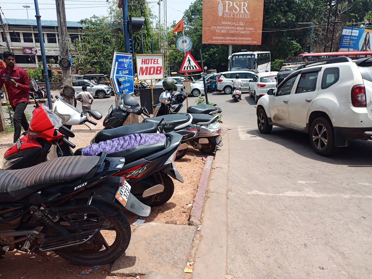 shivakrishna_n's tweet photo. There is no footpath for pedestrians in KSRTC junction at Bejai.Footparh is already occupied by Auto rickshaw stand &amp; road side foodshops.

 We talk about #SmartCity but pedestrian strugle to reach #KSRTC bus stand during traffic jam by walk.
@vedavyasbjp @compolmlr @DCDK9 https://t.co/zeXaB8pXkA