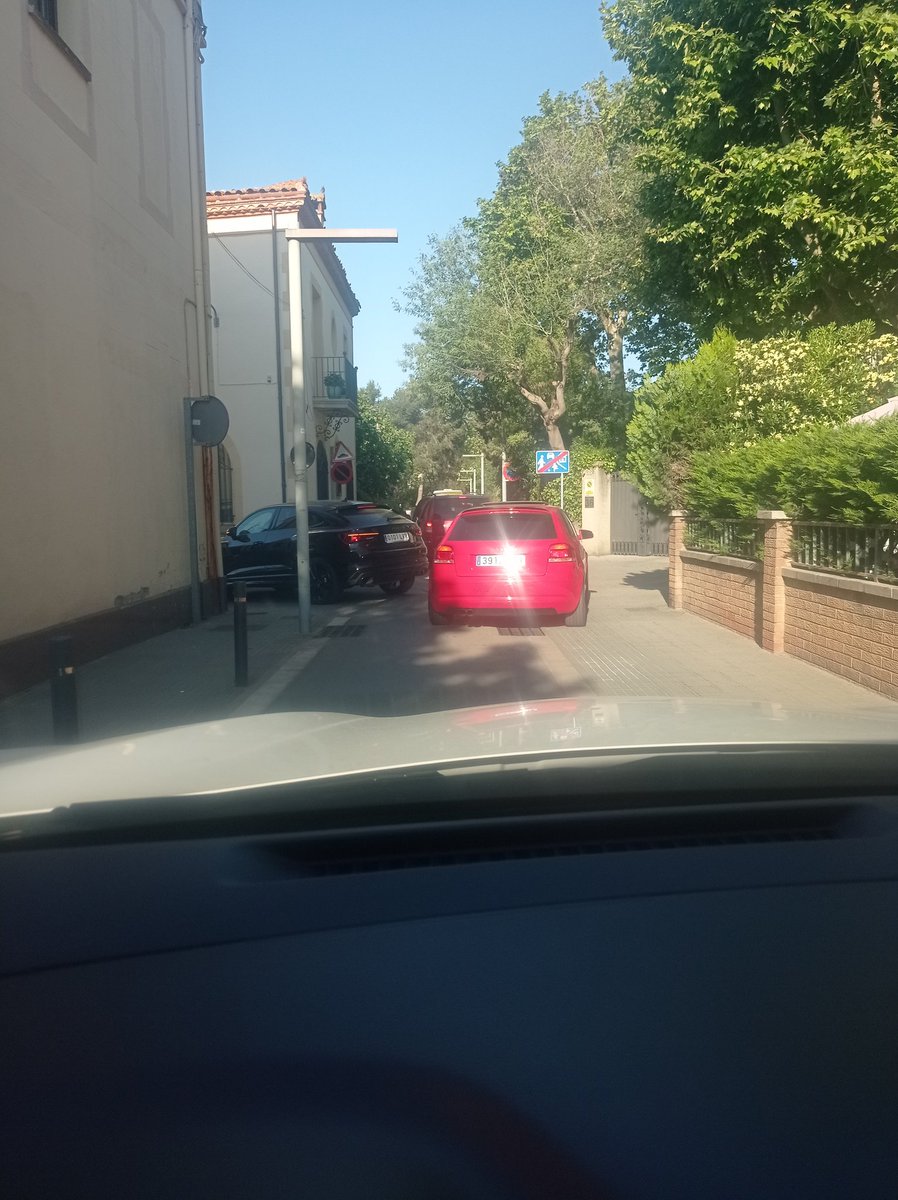 robliara's tweet photo. @ajcardedeu dos días abans de la fira i poble tallat i  col.lapsat per Tot arreu....mes de mitja hora per sortir del poble.....posem remei pels seguents dies?gracies. https://t.co/SMtwZjnMpR