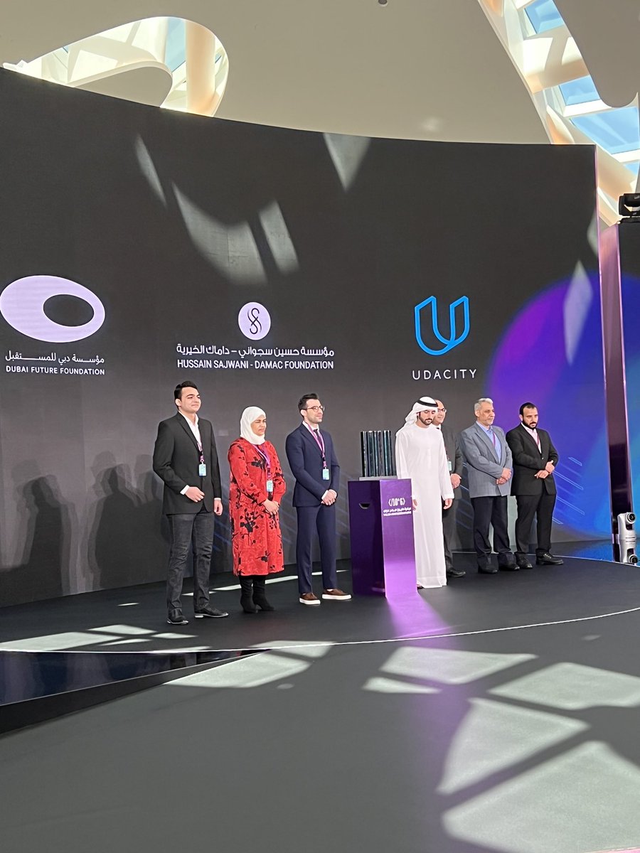 تحدي ملیون مبرمج عربي لا یقتصر على الاحتفاء بفائز واحد، بل بملیون مبرمج، یحدثون تغییرات في مجتمعاتھم من خلال لغة المستقبل
#تحدي_مليون_مبرمج_عربي