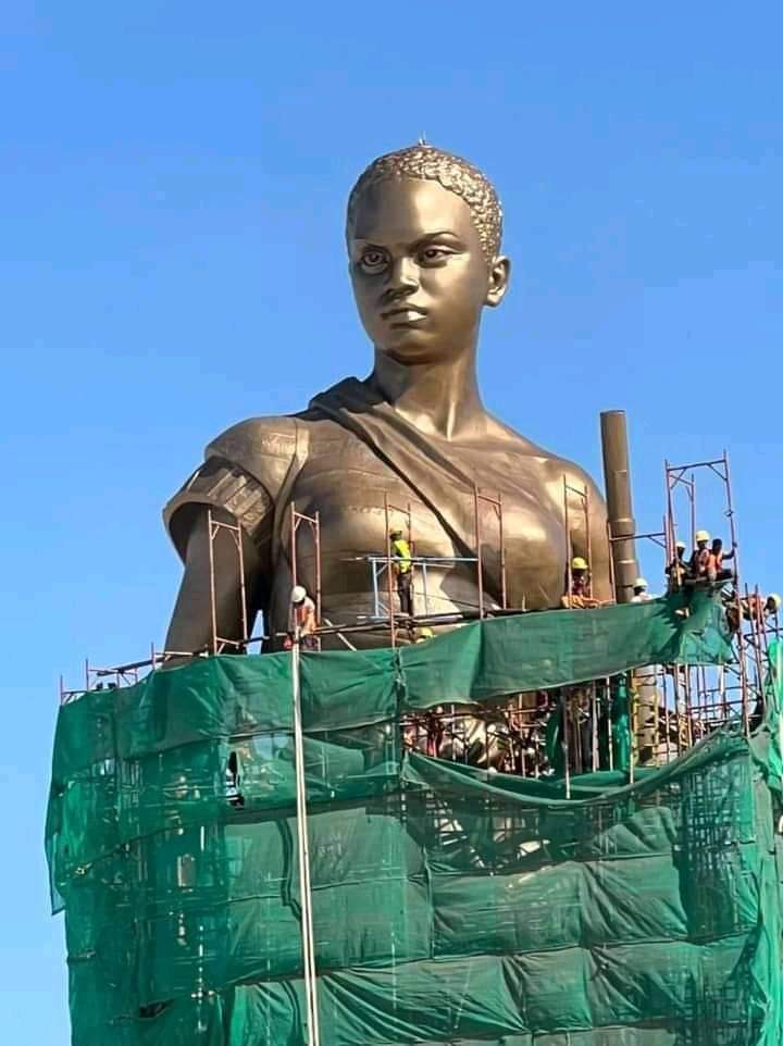 BeninBnin's tweet photo. Cette statue n’est pas la reine Tassi Hangbé

L’imposante statue en construction à Cotonou (©Eric Ahounou) n’est pas celle de Tassi Hangbé, la sœur jumelle du roi Akaba et seule femme dans l’histoire à avoir régné sur le trône du Danxomè.

En savoir plus👉 https://t.co/BfKRpHyU8l https://t.co/LVJuRqNLrv