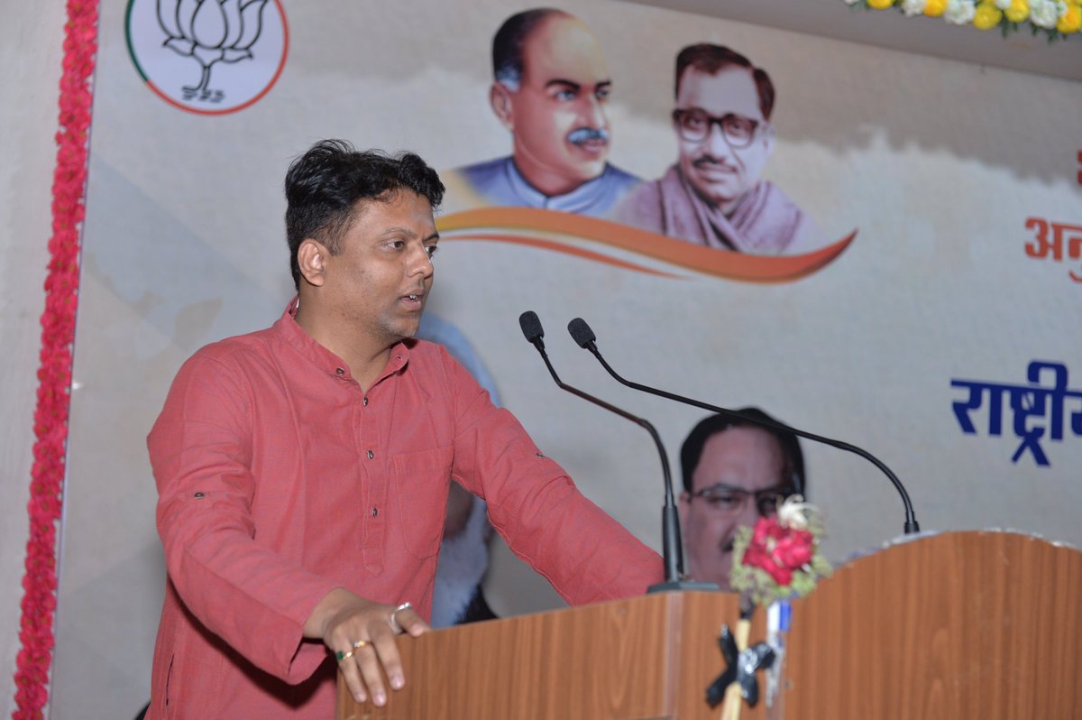 BJPSTMORCHA's tweet photo. आज केवड़िया, गुजरात में आयोजित राष्ट्रीय पदाधिकारी बैठक के दूसरे दिन मोर्चा के राष्ट्रीय सोशल मीडिया के संयोजक @dhaval241086 जी ने अपना उदबोधन किया। जिसमें प्रधानमंत्री @narendramodi जी की योजनाओं की जानकारी देश के सभी नागरिकों तक पहुंचने पे जोर दिया गया।ई

@JPNadda @blsanthosh https://t.co/TqUilzI25M