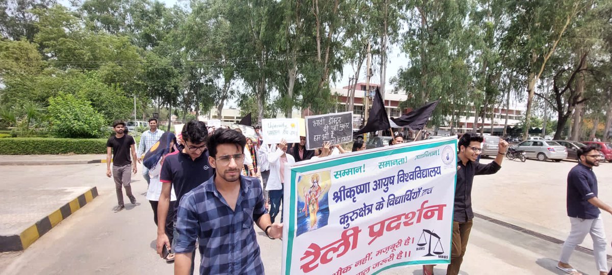 ARSHDEEP8305's tweet photo. Haryana government should promote Ayurveda, they should learn from the other state like rajasthan , Delhi &amp; punjab. 🔄
@anilvijminister @BhupinderShooda 
@DeependerSHooda @cmohry 
@mlkhattar @nsui @nsui_hry @PMOIndia
@rashtrapatibhvn @narendramodi
#justiceforayurveda #skau https://t.co/kkGtosG3e2