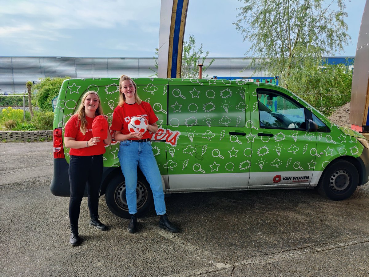 Vandaag staan Serra en Roos op het Droomgroots festival om aan kinderen uit groep 7 en 8 te vertellen over het werk als Ideeenjagers en stellen zij de vraag: 'wat vind jij belangrijk in jouw woonwijk?'🌿🪚🔗