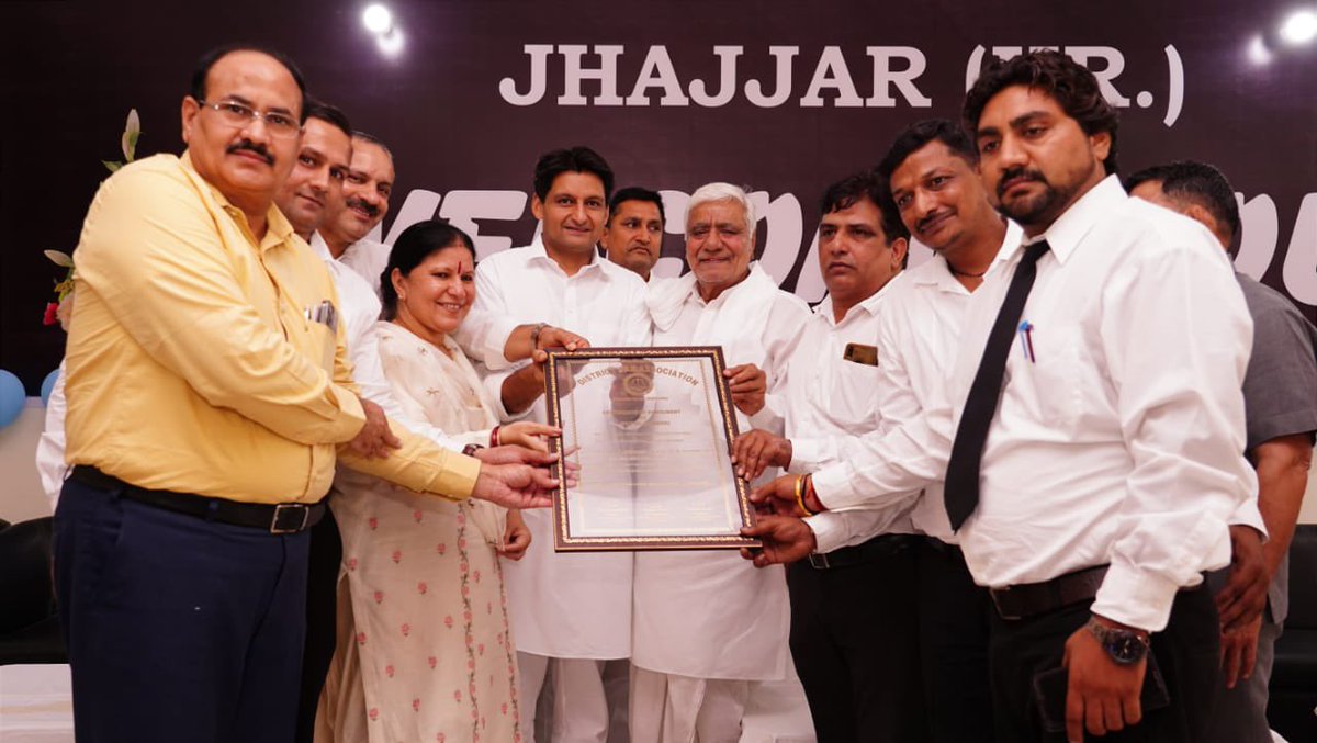 DeependerSHooda's tweet photo. झज्जर बार एसोसिएशन द्वारा भी ‘आजीवन सदस्य’ मनोनीत करें जाने पर दिल से धन्यवाद।

विधायक @KadianRaghuvir जी, विधायक @Geetabhukkal जी, विधायक @MLAKuldeepVats जी का इस अवसर पर आशीर्वाद मिला। आपका भी आभार। https://t.co/17a99SqyY7