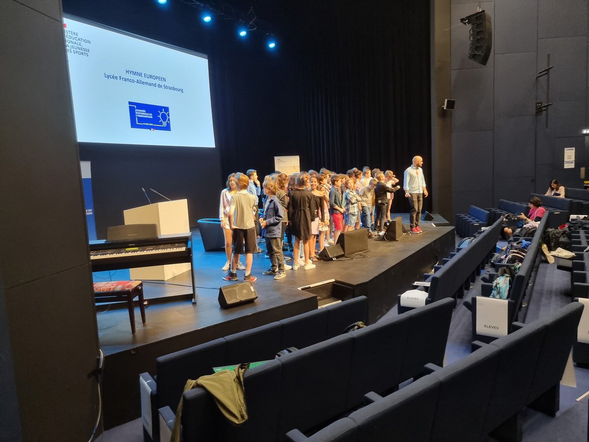 C´est parti pour la journée nationale de l´innovation à <a href="/acstrasbourg/">Académie Strasbourg</a> avec les élèves de 6e du Lycée franco-allemand de Strasbourg qui chantent l´hymne européen #JNI22 suivez en direct depuis videodiff.phm.education.gouv.fr/live/fae17 cc @CecilePacchiana <a href="/Eduscol/">éduscol</a>  <a href="/education_gouv/">Ministère Éducation nationale</a>