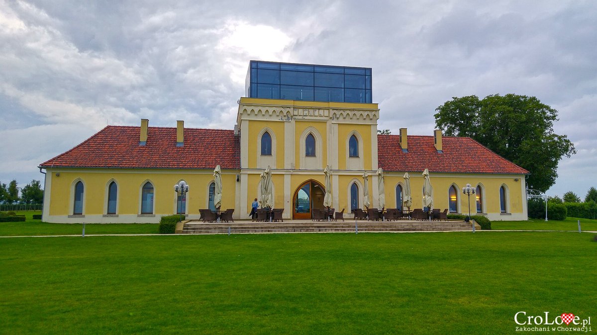 KochamChorwacje's tweet photo. Principovac, #Ilok #Croatia - summer residence of the Odescalchi family
After visiting Iločki podrumi, we went to the #Principovac palace, the former summer residence of the #Odescalchi family, where, with a glass of local #wine, we admired the panorama of the #vineyards and Ilok https://t.co/1SCoWtNjnh
