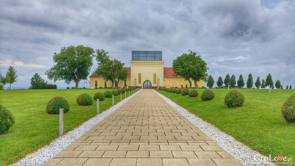 KochamChorwacje's tweet photo. Principovac, #Ilok #Croatia - summer residence of the Odescalchi family
After visiting Iločki podrumi, we went to the #Principovac palace, the former summer residence of the #Odescalchi family, where, with a glass of local #wine, we admired the panorama of the #vineyards and Ilok https://t.co/1SCoWtNjnh