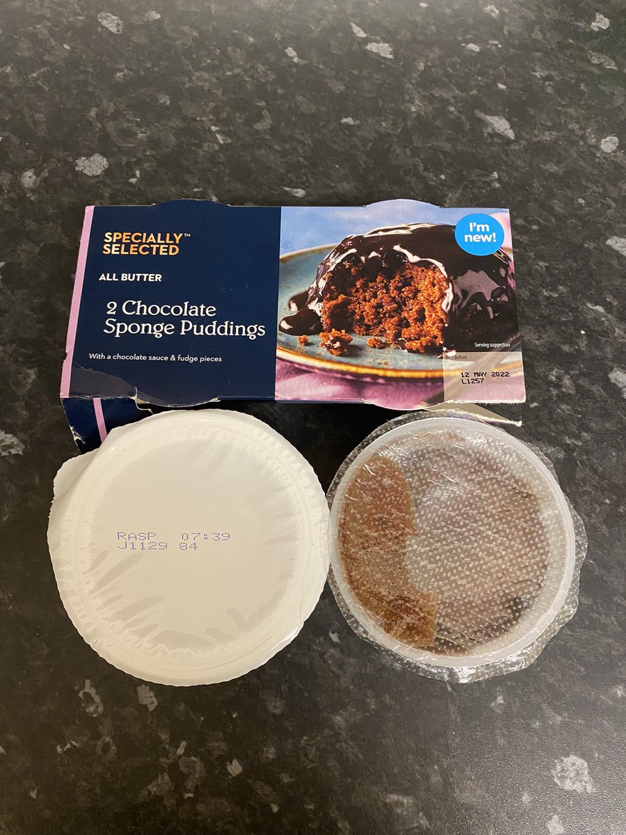 Rach_001's tweet photo. @AldiUK wasn’t expecting a raspberry sponge to be with my chocolate puddings😢 🤔 side not: I did not have these for breakfast 😂 https://t.co/KvGt0pgiH9