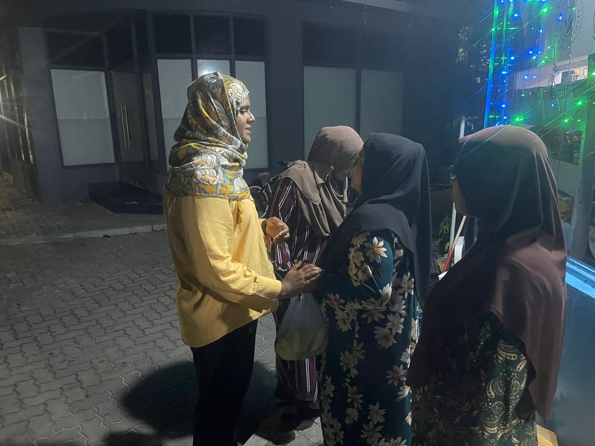 AVGofi's tweet photo. ވިލިމާލެ ދާއިރާގައި ދޮރުން ދޮރަށް ހިނގުމުގެ ތެރެއިން
@safaathahmed
#AnhenunSafaathAaiEku
#SafaathForARR ✅1️⃣🗳
#CandidateNo1 ✅1️⃣🗳 https://t.co/jNnywBALZM