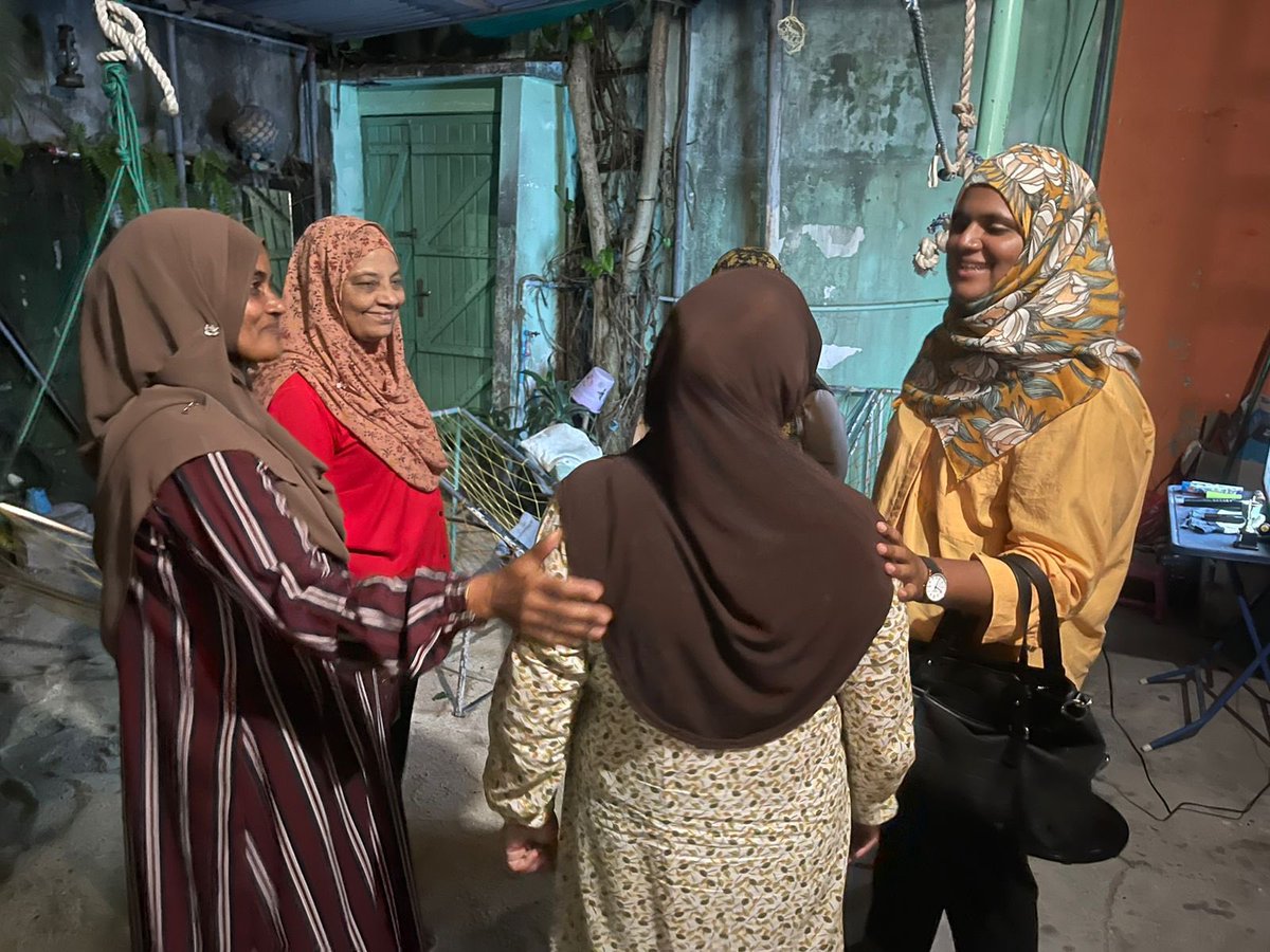 AVGofi's tweet photo. ވިލިމާލެ ދާއިރާގައި ދޮރުން ދޮރަށް ހިނގުމުގެ ތެރެއިން
@safaathahmed
#AnhenunSafaathAaiEku
#SafaathForARR ✅1️⃣🗳
#CandidateNo1 ✅1️⃣🗳 https://t.co/jNnywBALZM