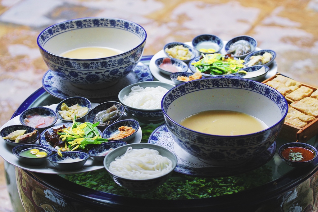 chin_eat's tweet photo. 🤩🍜This dish is the #过桥米线 which translated in Chinese means ''crossing the bridge noodles''. It was a woman, who used to bring food to her husband on the other side of the bridge, to create it😎 Did you know?
🥢 #chineat #tasteofchinatwopointzero #noodles #云南 #yunnan https://t.co/clSa82z1hJ