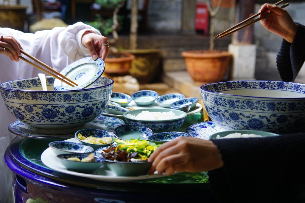 chin_eat's tweet photo. 🤩🍜This dish is the #过桥米线 which translated in Chinese means ''crossing the bridge noodles''. It was a woman, who used to bring food to her husband on the other side of the bridge, to create it😎 Did you know?
🥢 #chineat #tasteofchinatwopointzero #noodles #云南 #yunnan https://t.co/clSa82z1hJ